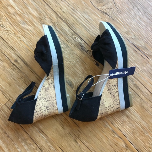 Old Navy Faux Suede Wedge Sandals - Picture 5 of 7